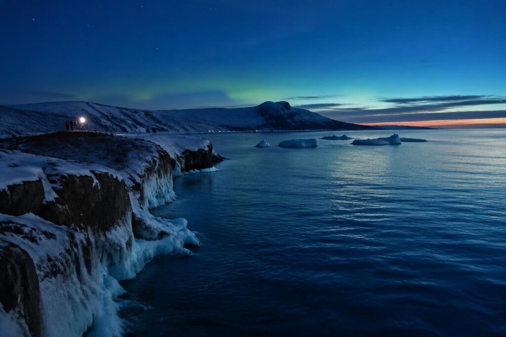 découvrez les secrets de « sukkwan island » et explorez le cercle polaire à travers une immersion entre fiction captivante et réalité saisissante.