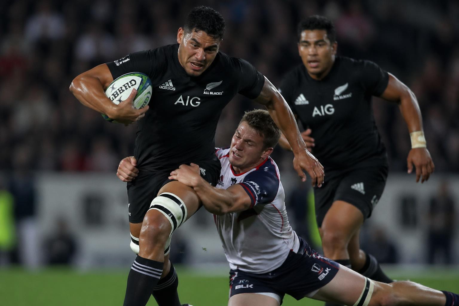 découvrez comment théo, 26 ans, relève le défi audacieux de capturer l'intensité et l'émotion d'un match de super rugby pour réaliser son rêve.