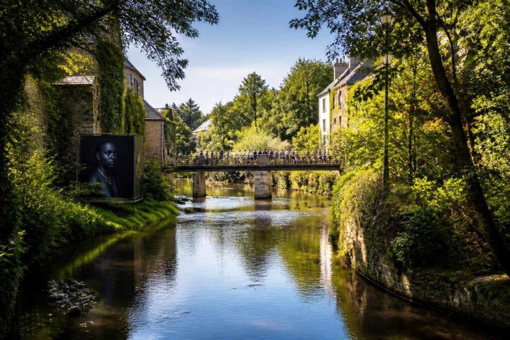 découvrez à la gacilly un festival vibrant célébrant les 200 ans d’histoire de la photographie à travers des expositions captivantes de paysages, villes et portraits.