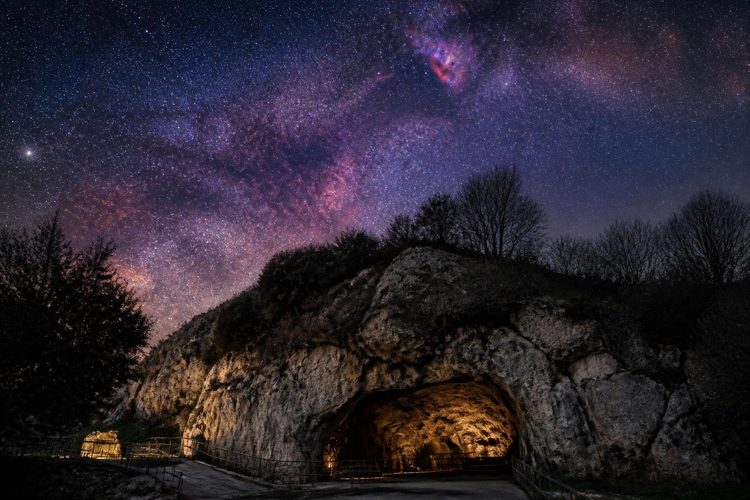 découvrez à aventignan des images captivantes illustrant le dialogue mystique entre le ciel étoilé et la grotte mystérieuse, un spectacle naturel enchanteur.