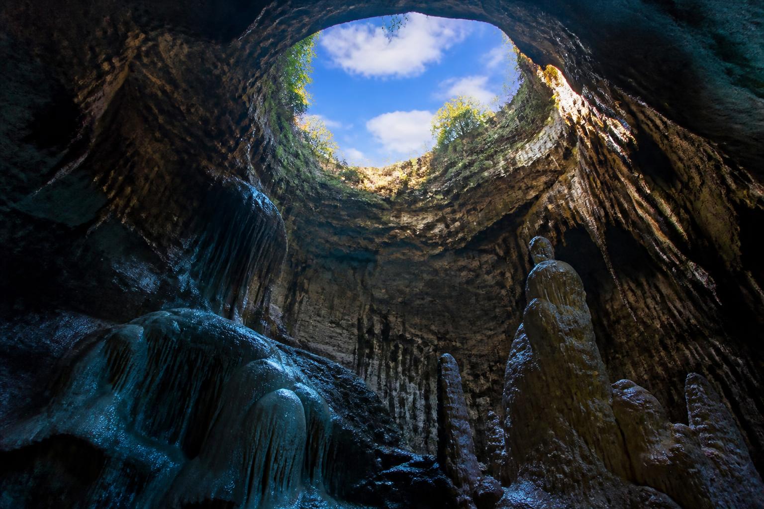 découvrez aventignan à travers des images captivantes révélant le dialogue mystique entre le ciel étoilé et la grotte ancestrale, un spectacle naturel à ne pas manquer.