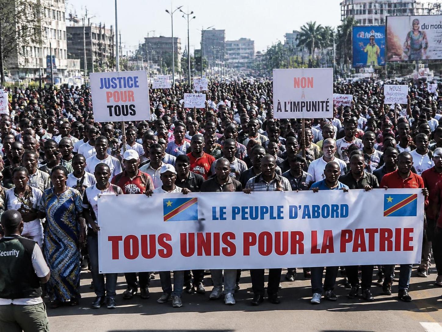 découvrez les vérités derrière les manifestations en rdc : les manifestants congolais ne réclament pas le départ du président félix tshisekedi, une analyse factuelle des revendications.
