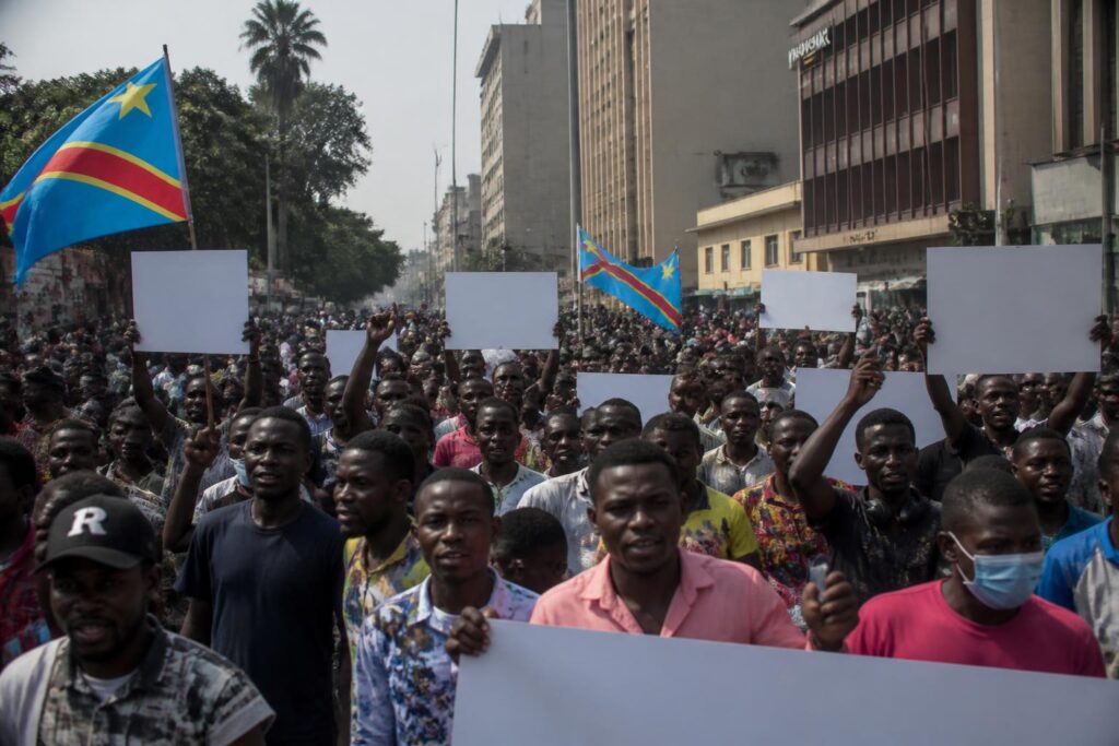 décryptage des manifestations congolaises : une analyse claire montrant que les protestataires ne demandent pas le départ du président félix tshisekedi.