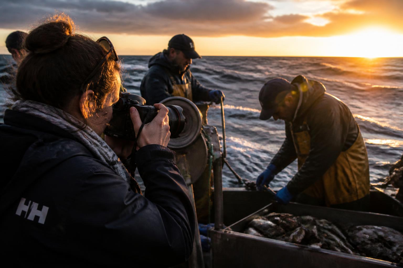 découvrez la vie intense des ligneurs du raz de sein à travers l'objectif de gaëlle de trescadec dans 'plongée au cœur de l’aventure', une immersion authentique au cœur d'une aventure maritime unique.
