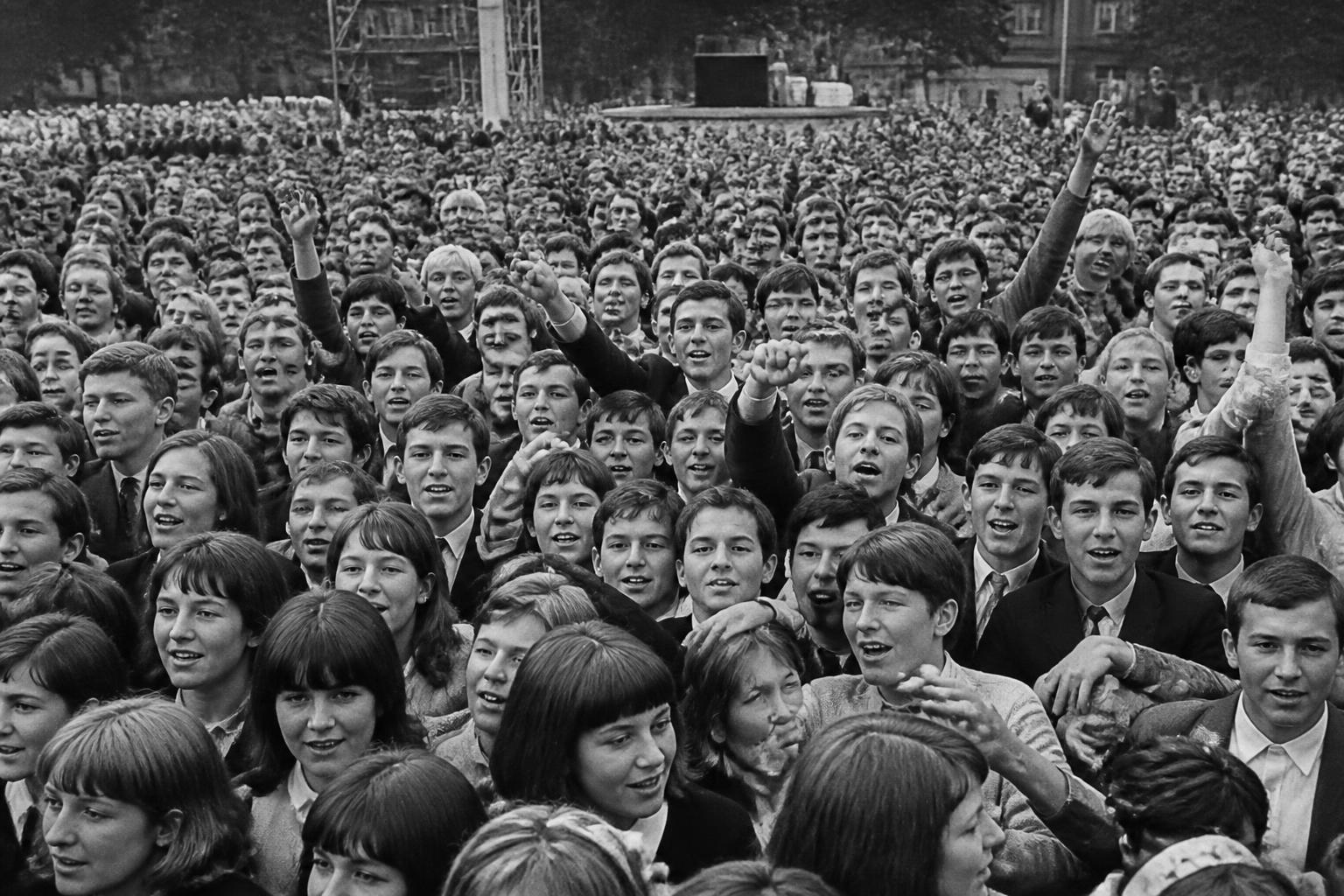 découvrez l'histoire fascinante de 'salut les copains photo' et les anecdotes qui ont marqué cette révolution médiatique incontournable.