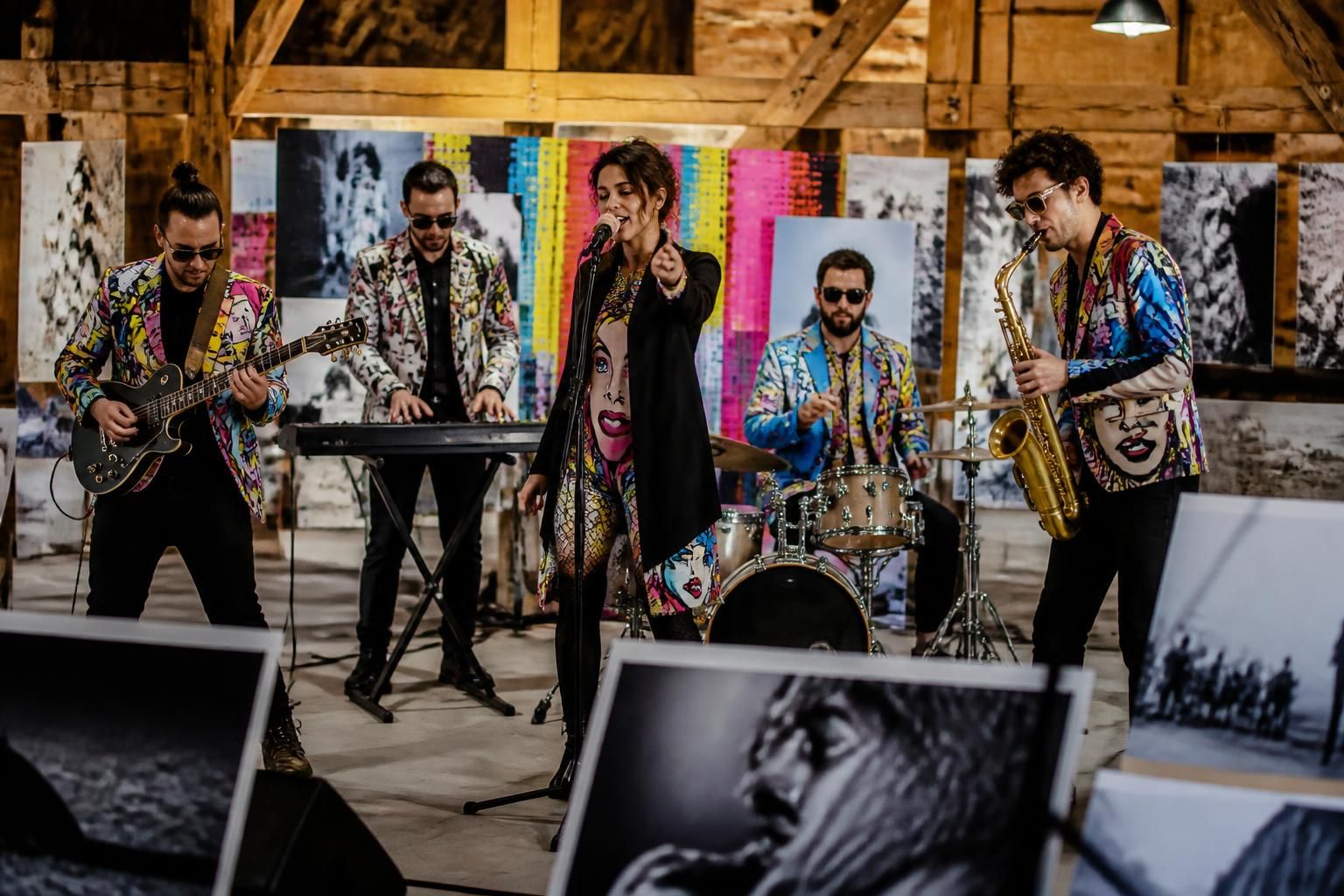 À La Grange du Boulanger à Theix-Noy : cinq artistes mêlent musique, pop art et photographie sur scène 1 découvrez à la grange du boulanger à theix-noy, un spectacle unique où cinq artistes fusionnent musique, pop art et photographie pour une expérience scénique inoubliable.