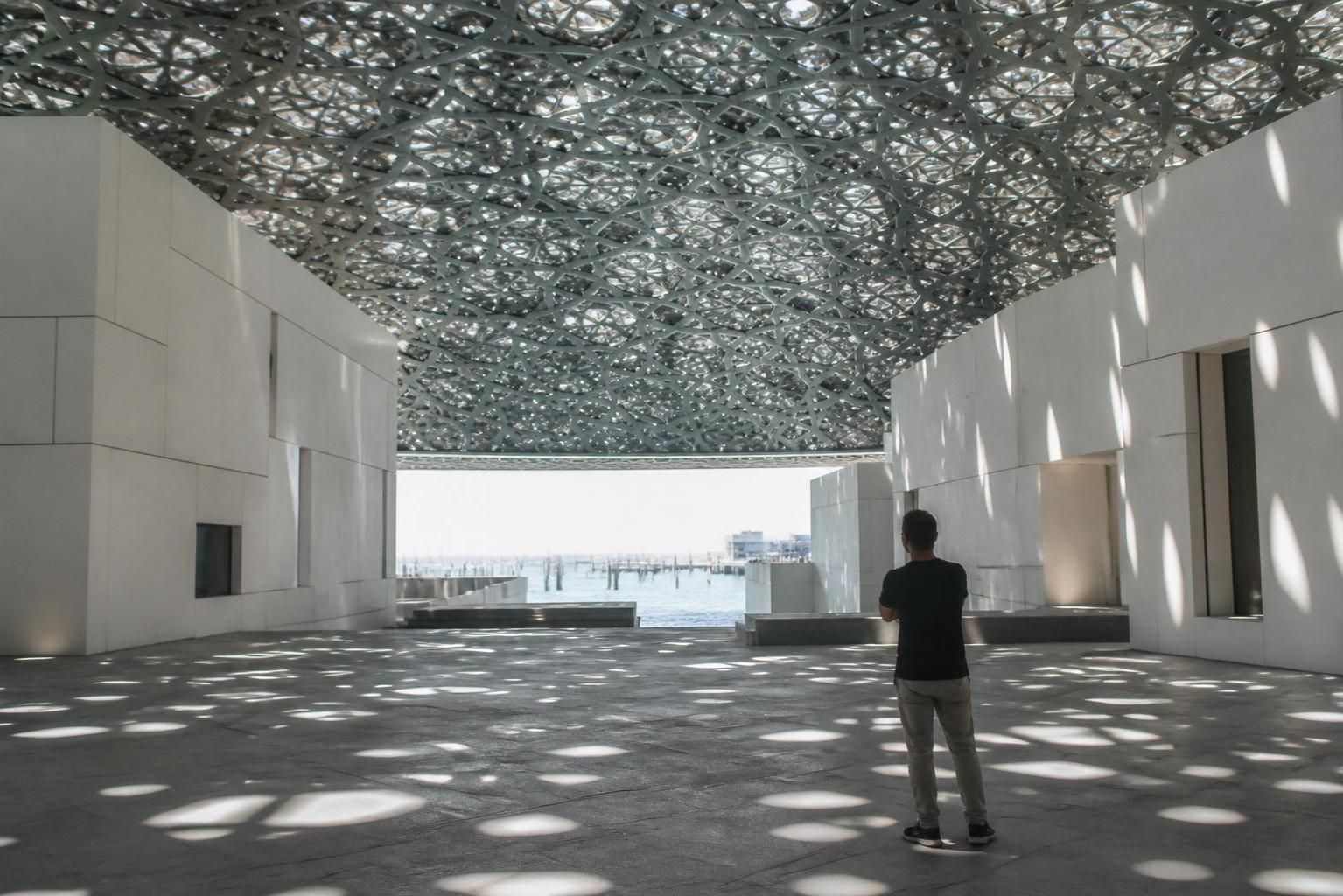 explorez les photos emblématiques du louvre abu dhabi et admirez son architecture unique alliant modernité et tradition.