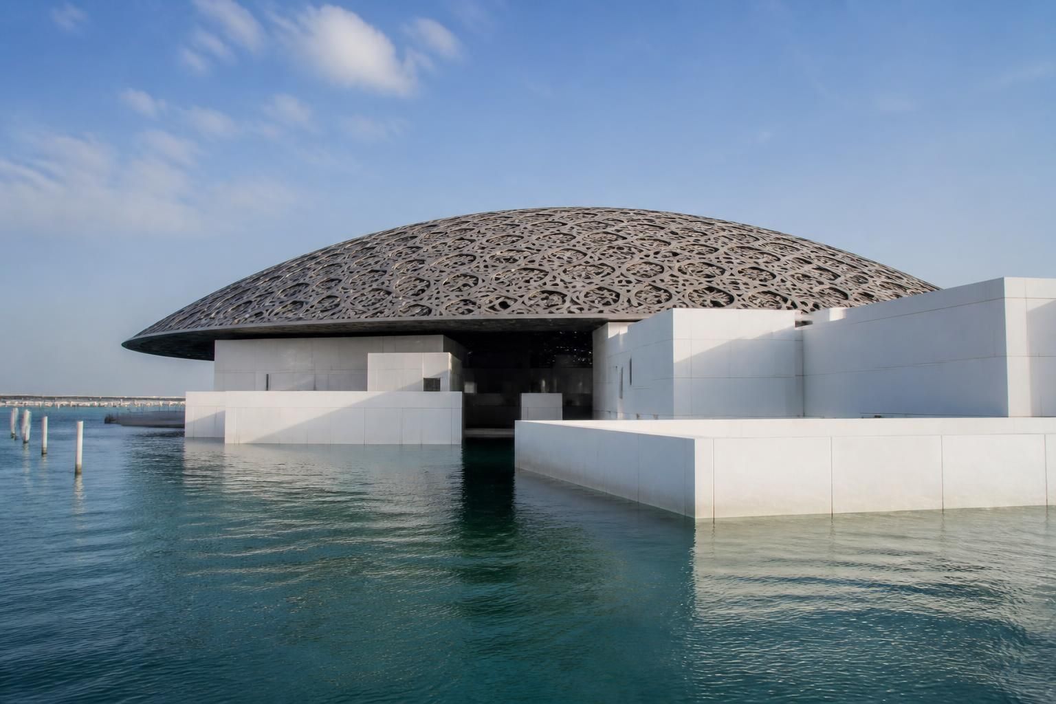 explorez les photos emblématiques du louvre abu dhabi et admirez son architecture unique, un mélange harmonieux de modernité et de tradition.