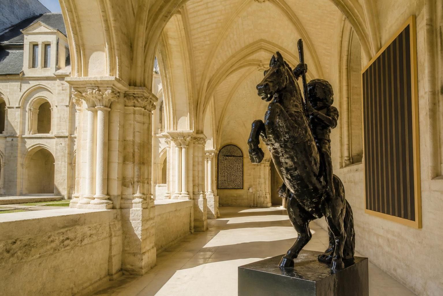 découvrez cet été au musée d’art moderne de l’abbaye une exposition captivante mêlant photographie et peinture, pour un voyage visuel unique en images.