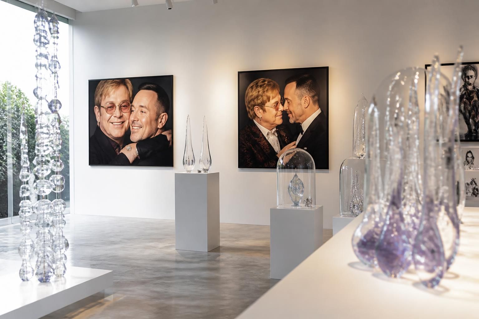 découvrez « fragile beauté », une exposition unique qui célèbre la passion et l'amour entre sir elton john et david furnish à travers des œuvres inspirantes et émouvantes.