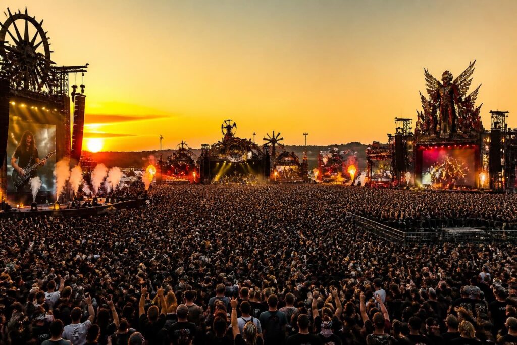découvrez la 20e édition du hellfest avec 300 groupes sur 10 scènes, une célébration exceptionnelle du métal, selon le directeur du festival.
