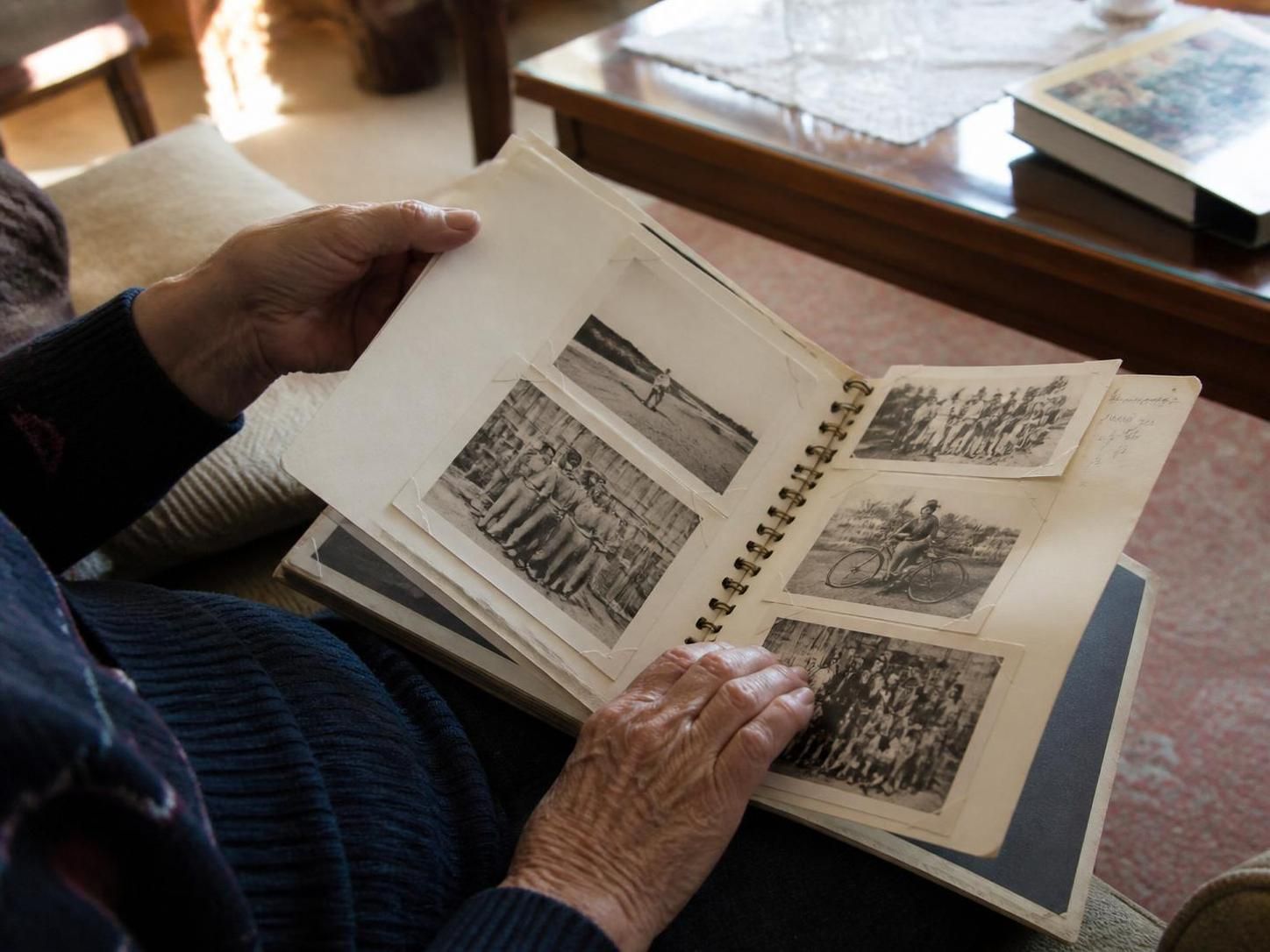 plongez dans un voyage émotionnel en redécouvrant les photos de chez grand-mère, source précieuse de souvenirs et d'histoires familiales intemporelles.
