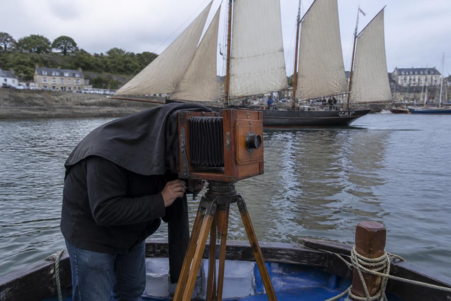 À l'aide d'un appareil artisanal, il capture les bateaux lors des Fêtes maritimes comme en 1891 11 découvrez comment un artisan utilise un appareil traditionnel pour capturer l'ambiance des fêtes maritimes, recréant les scènes telles qu'elles étaient en 1891.