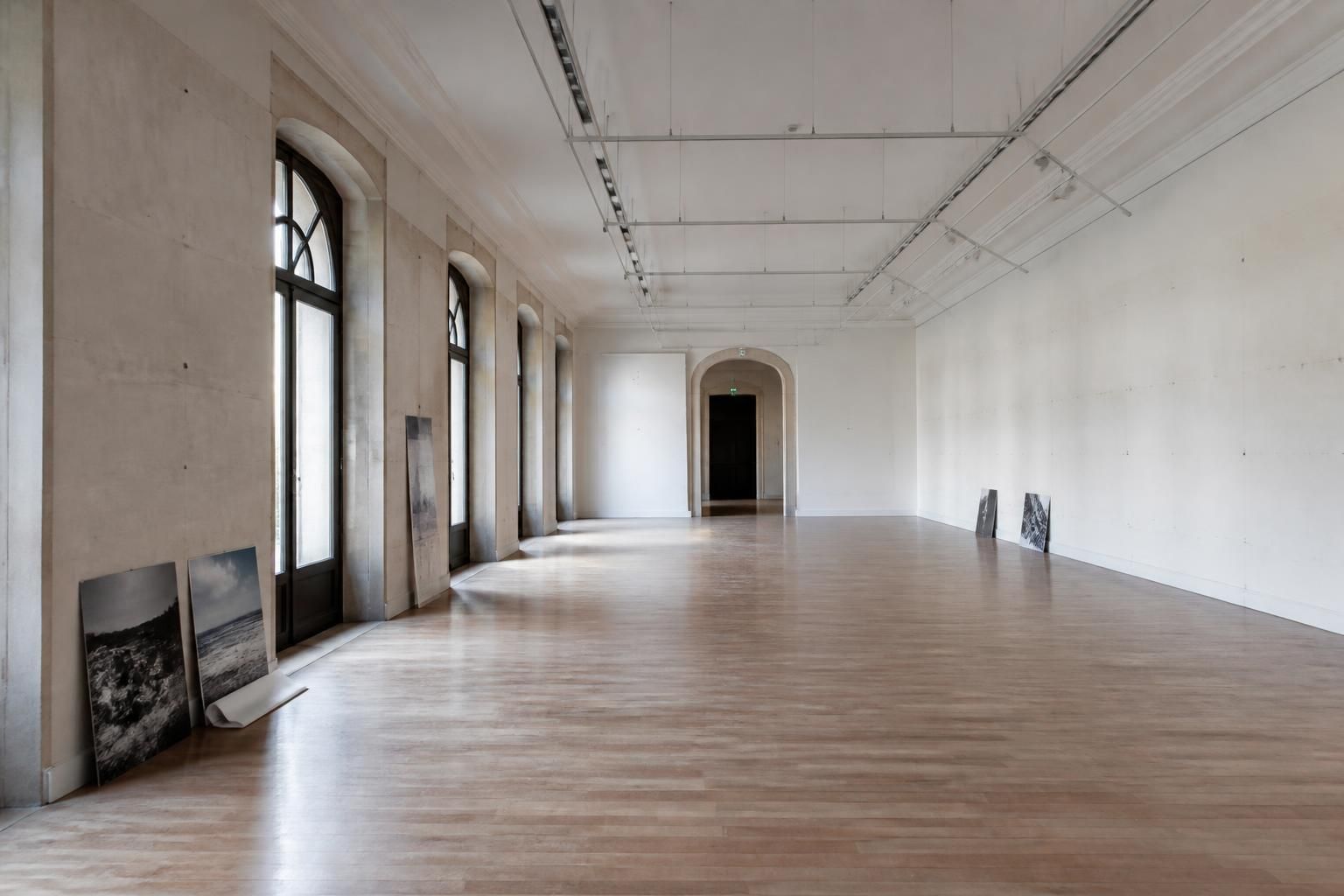 découvrez les raisons de l'annulation inattendue de la biennale de photographie 2027, suite à un conflit majeur avec la mairie. toutes les informations clés sur cet événement culturel annulé.