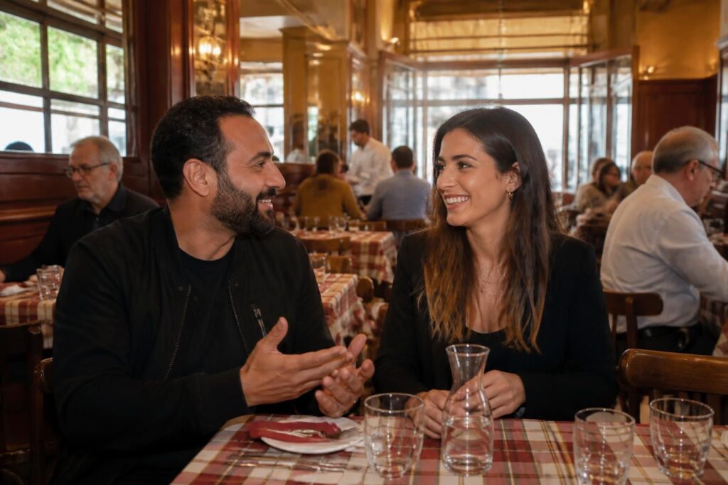 découvrez cyril hanouna et shana loustau explorant le thoumieux, une brasserie emblématique et historique au cœur de la ville, mêlant tradition et ambiance authentique.