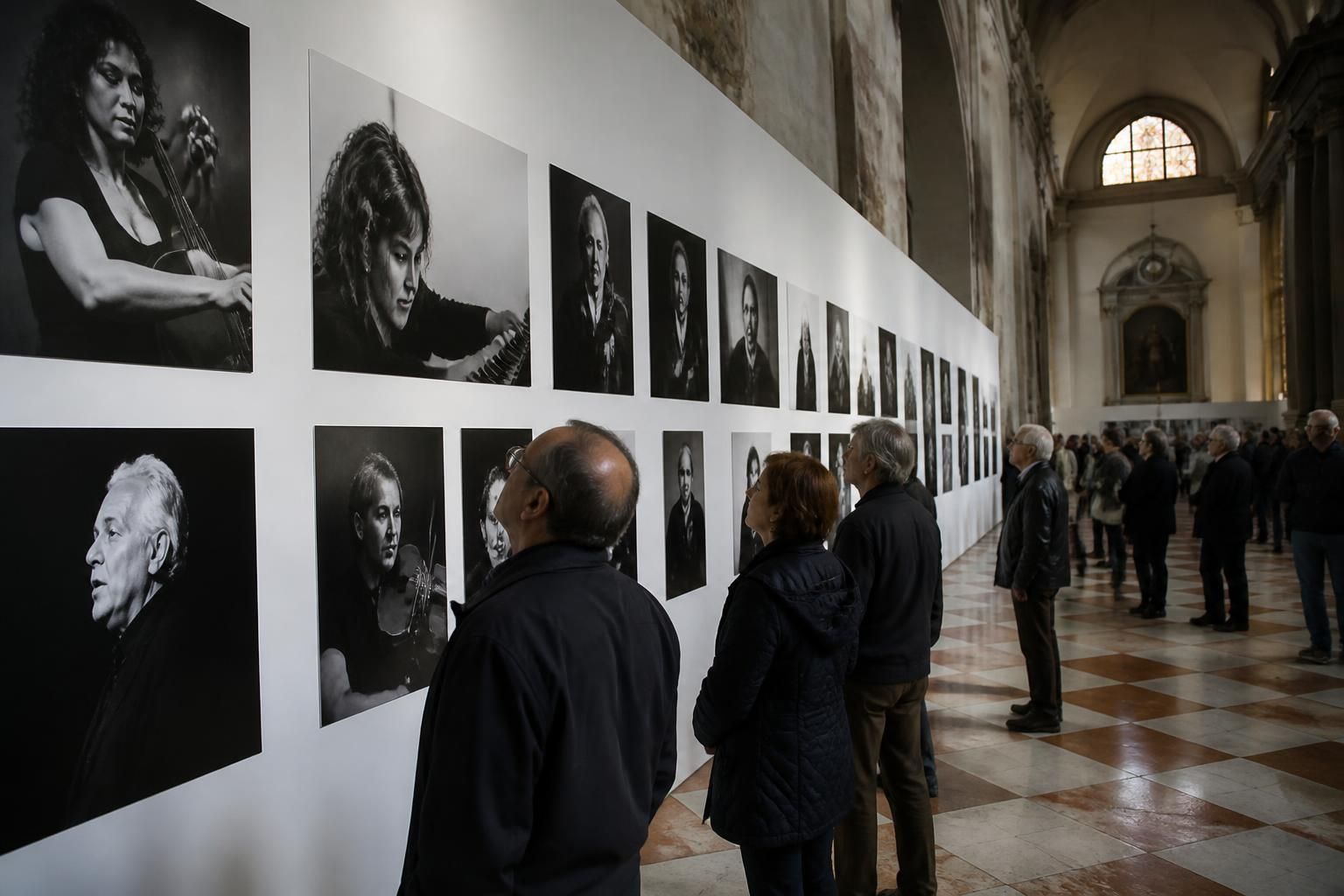 découvrez l'exposition incontri de guido harari, qui célèbre 50 ans de photographie et de récits intimes, offrant un voyage visuel captivant à travers son œuvre emblématique.
