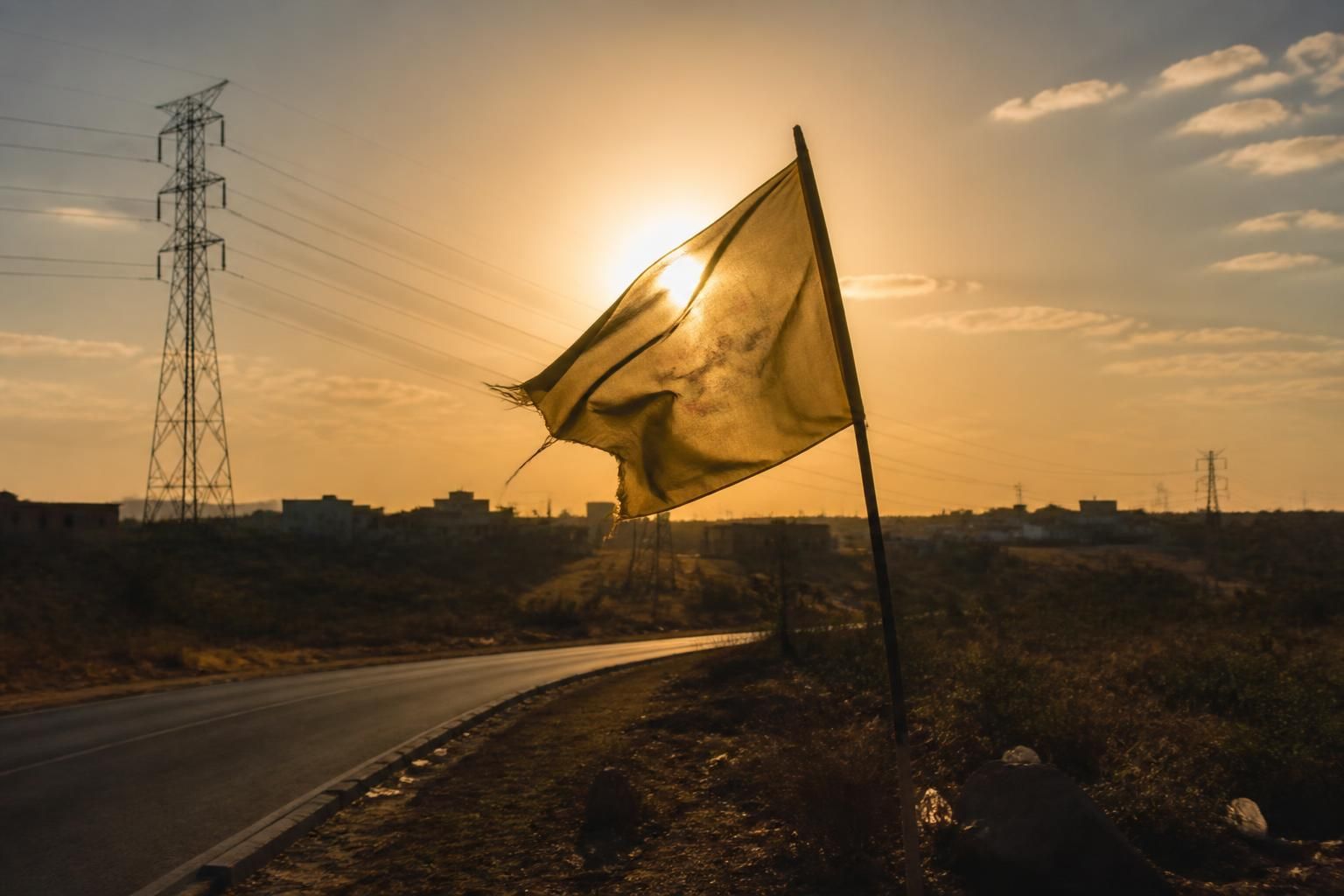 « Ile Brésil » par Vincent Catala : un drapeau jaune à contre-jour et ses mystères 11 découvrez « ile brésil » par vincent catala, une œuvre captivante mettant en scène un drapeau jaune à contre-jour, révélant ses mystères et son ambiance énigmatique.