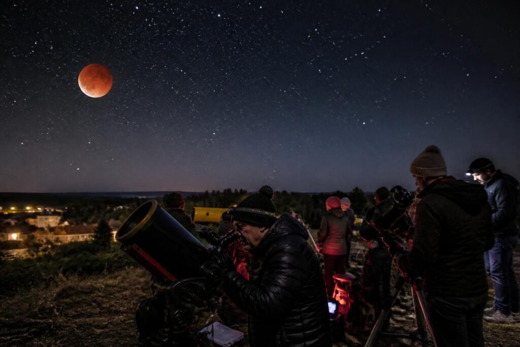 à plaisance-du-touch, des passionnés d'astronomie capturent une éclipse spectaculaire, partageant leur émerveillement et leur savoir.