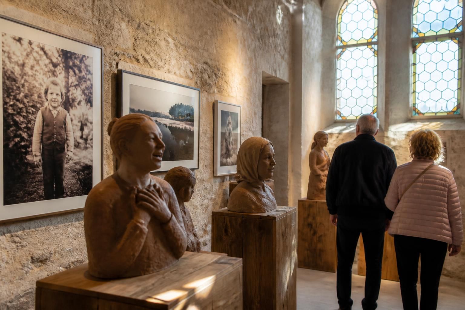 Au château de Simiane à Valréas : une exposition mêlant terre cuite, photographie et récits historiques 1 découvrez l'exposition unique au château de simiane à valréas, où terre cuite, photographie et récits historiques se rencontrent pour une immersion culturelle captivante.