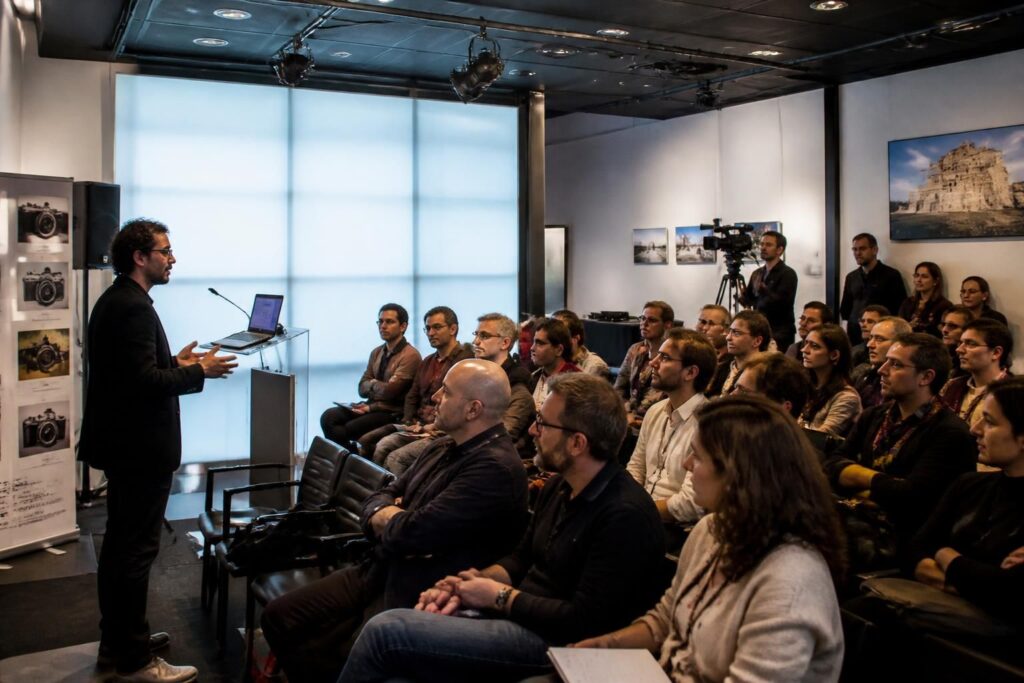 découvrez la conférence à belfort sur la photographie, explorant son statut unique en tant qu'art à part entière. plongez dans l'univers visuel et artistique de la photographie.
