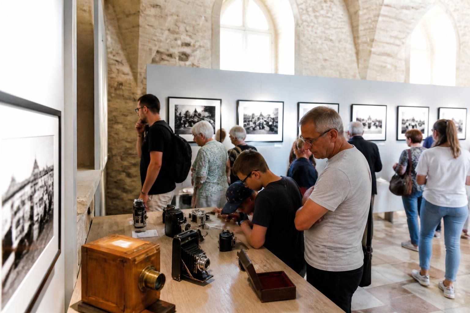 découvrez l'exposition photographique à saint-chamond célébrant deux siècles d'images pour le bicentenaire, une plongée visuelle dans l'histoire locale.
