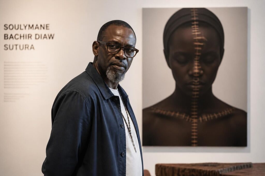 découvrez «sutura» de souleymane bachir diaw, présenté aux rencontres d’arles, une œuvre captivante explorant avec sensibilité la thématique de la pudeur.