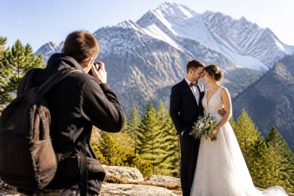 découvrez la magie d'un mariage en isère avec un photographe qui capture des instants uniques de mariés en robe et costume au cœur des magnifiques alpes.