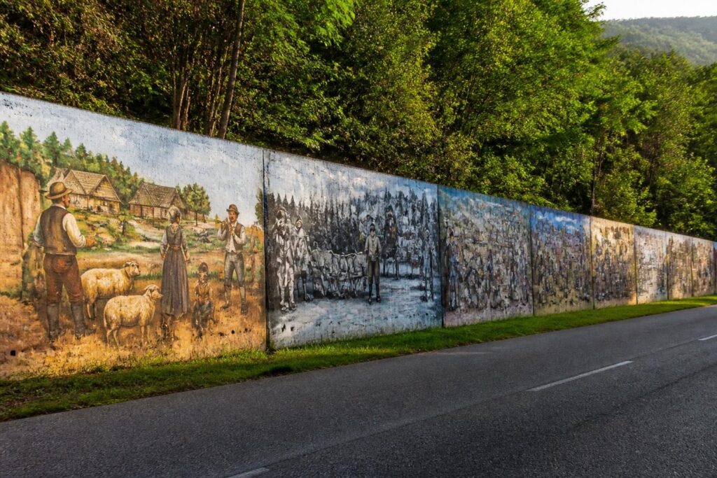 découvrez comment le mur de béton de la d55b au poizat-lalleyriat se métamorphose en une galerie d'exposition permanente racontant l'histoire locale à travers des œuvres captivantes.
