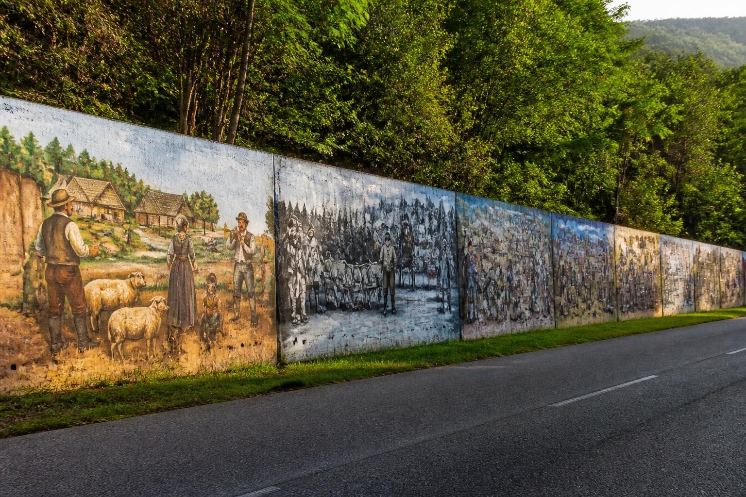 découvrez comment le mur de béton de la d55b au poizat-lalleyriat se métamorphose en une galerie d'exposition permanente racontant l'histoire locale à travers des œuvres captivantes.