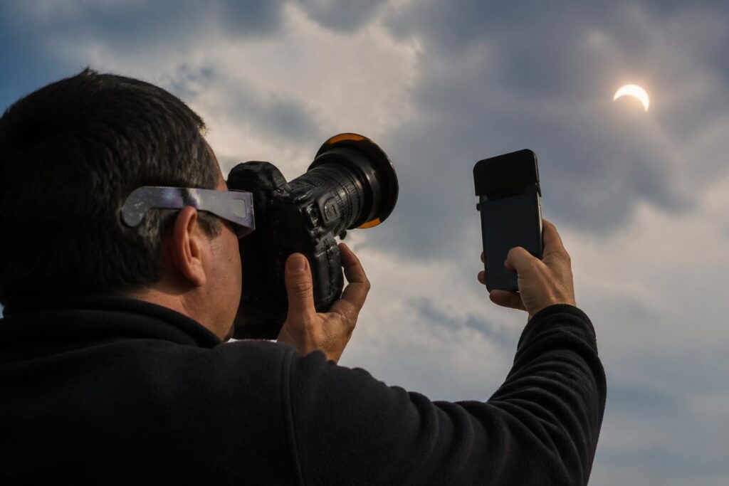 découvrez les précautions essentielles pour photographier une éclipse solaire en toute sécurité avec votre smartphone ou appareil photo, et capturez ce phénomène unique sans risque.