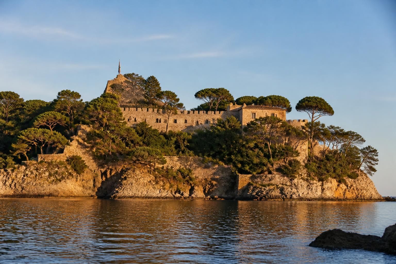 Récit : L’ultime été d’Emmanuel Macron au fort de Brégançon, un havre varois pour des vacances hors du temps 11 découvrez l’ultime été d’emmanuel macron au fort de brégançon, un refuge paisible dans le var, idéal pour des vacances loin de l'agitation.