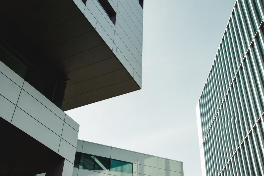 découvrez l'univers d'aglaia konrad et son art unique de capturer la ville sous un nouvel angle avec bt#, mêlant créativité et perspective innovante.