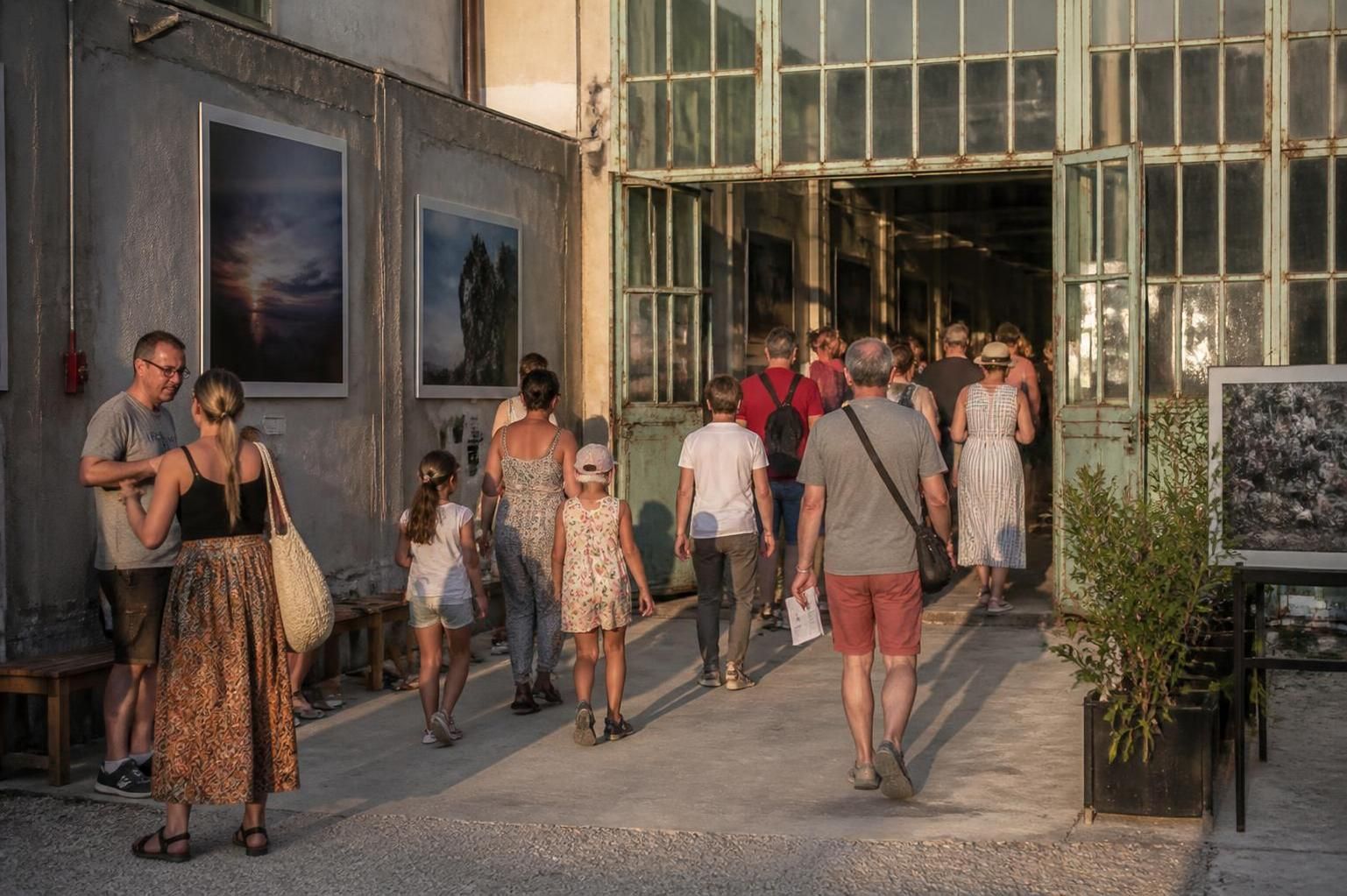 Arles : quand la photographie transforme les Bouches-du-RhÎne en moteur économique majeur 11 découvrez comment la photographie fait des bouches-du-rhÎne un moteur économique majeur à travers le dynamisme d'arles.