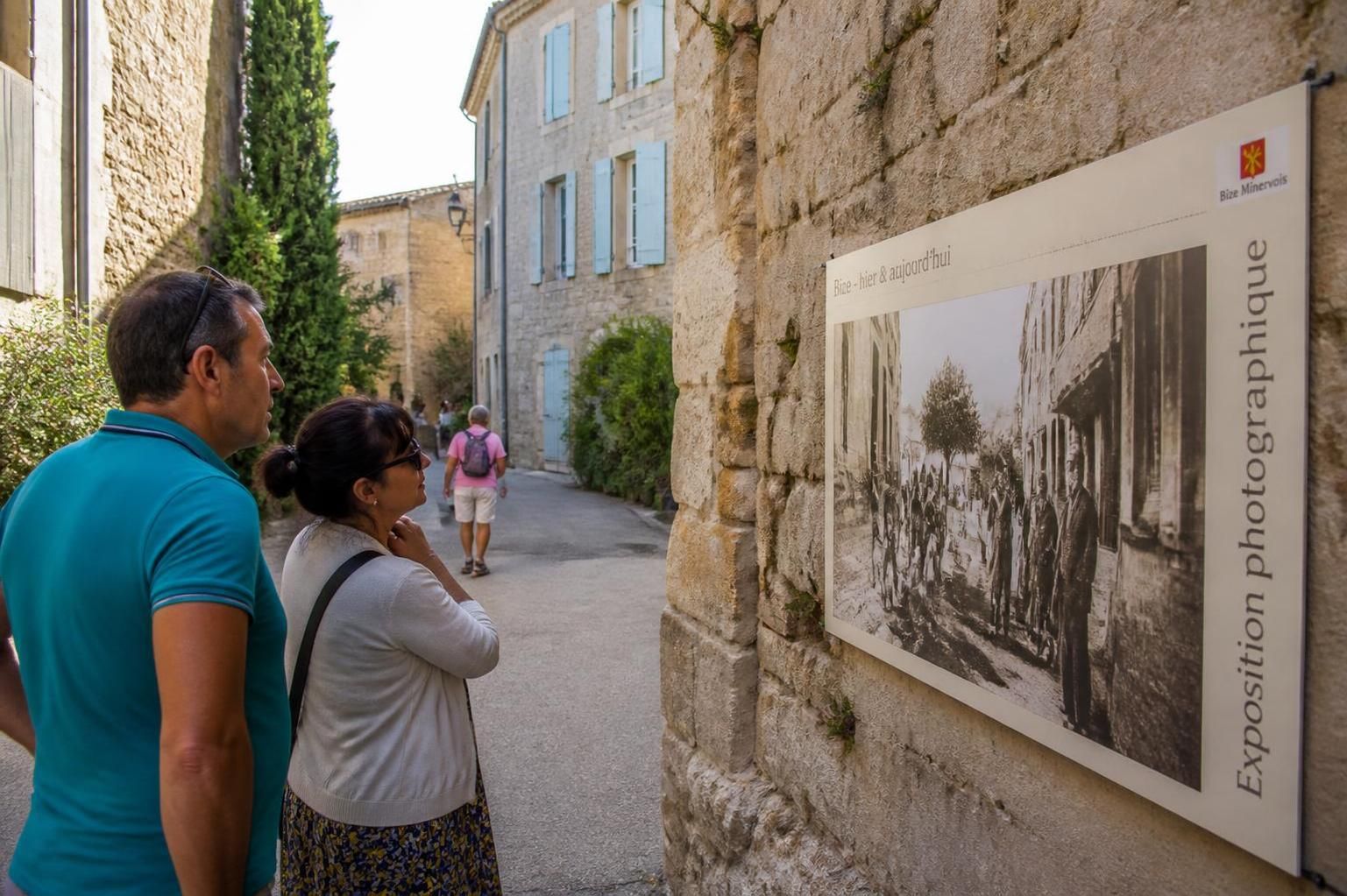 découvrez bize-minervois à travers une promenade immersive dans ses ruelles, ponctuée de photos anciennes qui racontent l'histoire fascinante du village.