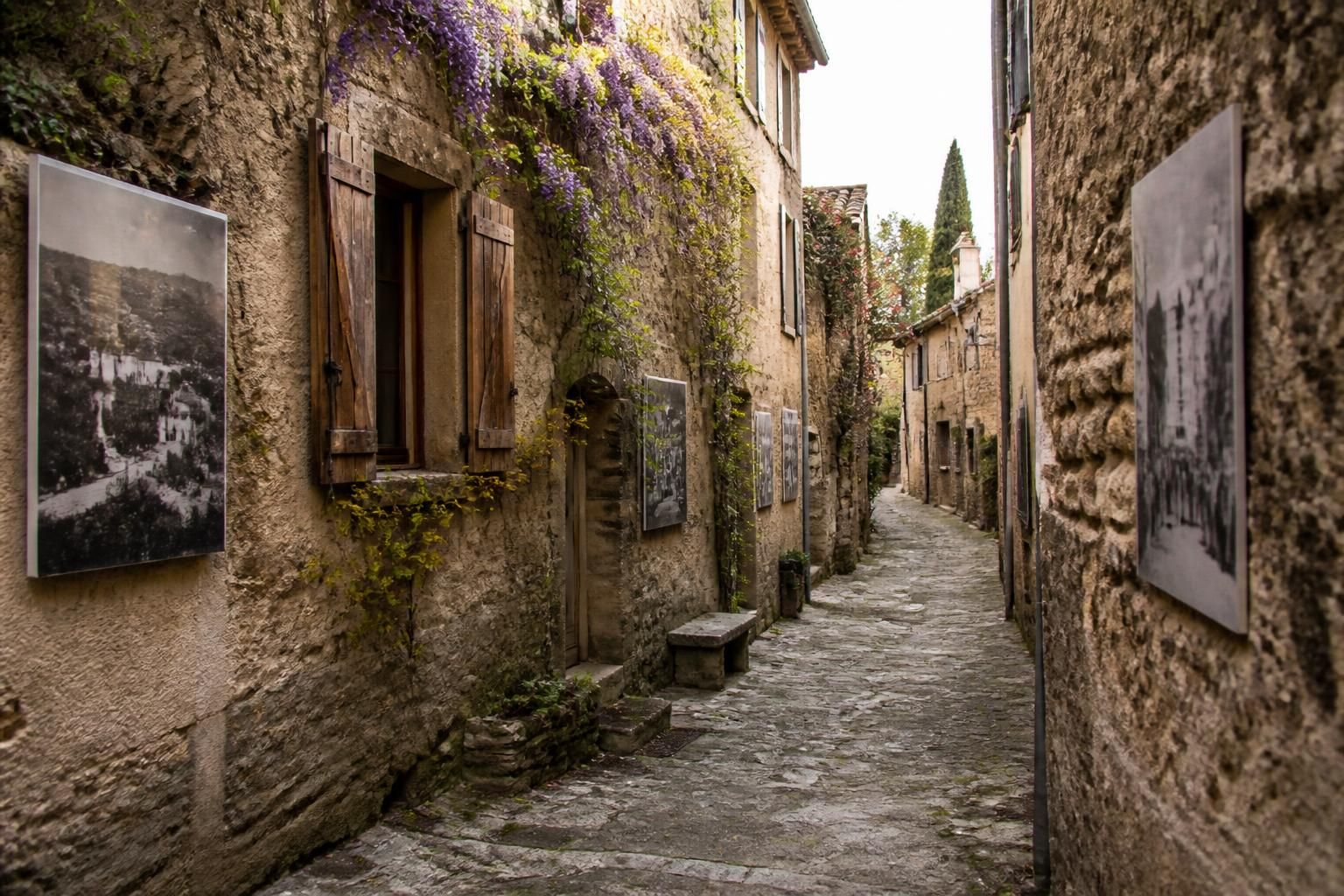 découvrez bize-minervois à travers une promenade immersive dans les ruelles du village, retraçant son histoire captivante grâce à des photos anciennes authentiques.