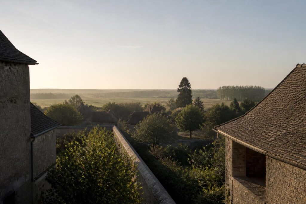 découvrez « point de vue du gras » de nicéphore niépce, la toute première photographie historique, de retour en france pour une exposition unique qui célèbre l'origine de la photographie.