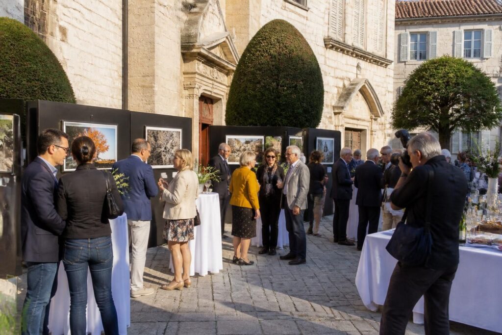 sorèze inaugure le 2e festival de la photographie avec un vernissage exceptionnel, célébrant la créativité et l'art visuel au cœur de la ville.