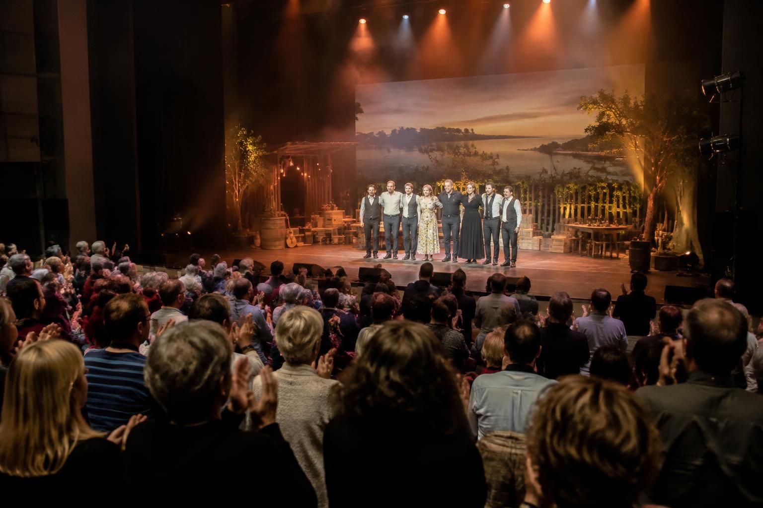 À Decazeville, le public plébiscite « Gironde, mon amour » 1 à decazeville, le public plébiscite « gironde, mon amour », un spectacle qui rencontre un bel accueil auprès des spectateurs.