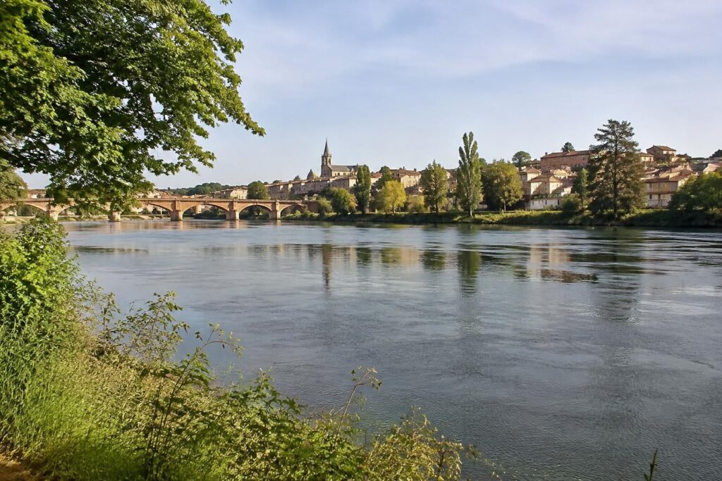 à verdun-sur-garonne, découvrez la garonne sous un nouveau jour : paysages, patrimoine et vie locale au fil du fleuve.