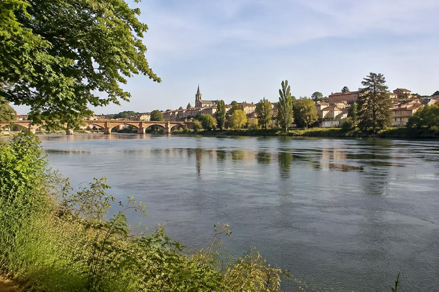 À Verdun-sur-Garonne, le fleuve se dévoile : la Garonne à l’honneur 1 à verdun-sur-garonne, découvrez la garonne sous un nouveau jour : paysages, patrimoine et vie locale au fil du fleuve.